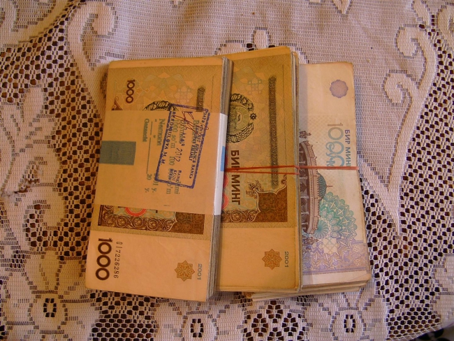 аутентичные узбекские деньги в эквиваленте 100 долл. сша