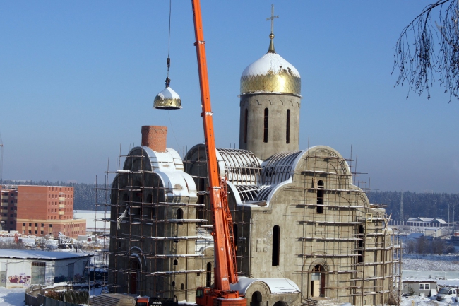 Установка куполов на храме в Лесном городке