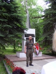 Руководитель поискового отряда "Китеж" со вступительной речью у памятника во ВНИССОК