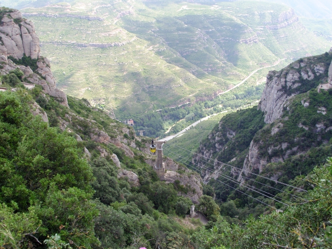 Канатная дорога ведущая в монастырь Монтсеррат в Каталонии